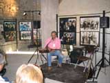 Circonda i seminari la mostra iconografica di Rolando Giambelli sui Beatles "acustici"