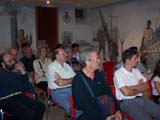 Il pubblico presente al laboratorio di liuteria segue con grande attenzione