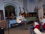 Daniele Bazzani dimostra una chitarra di liuteria nell'anteprima del concerto 