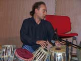 Il percussionista etnico Federico Sanesi