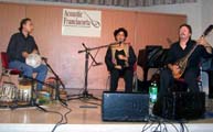 Mouna Amari canta "Sidun" accompagnata da Giorgio al bouzouki