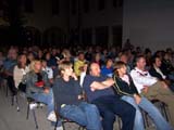 E' il momento dei concerti serali: il pubblico riempie la corte del Palazzo Comunale